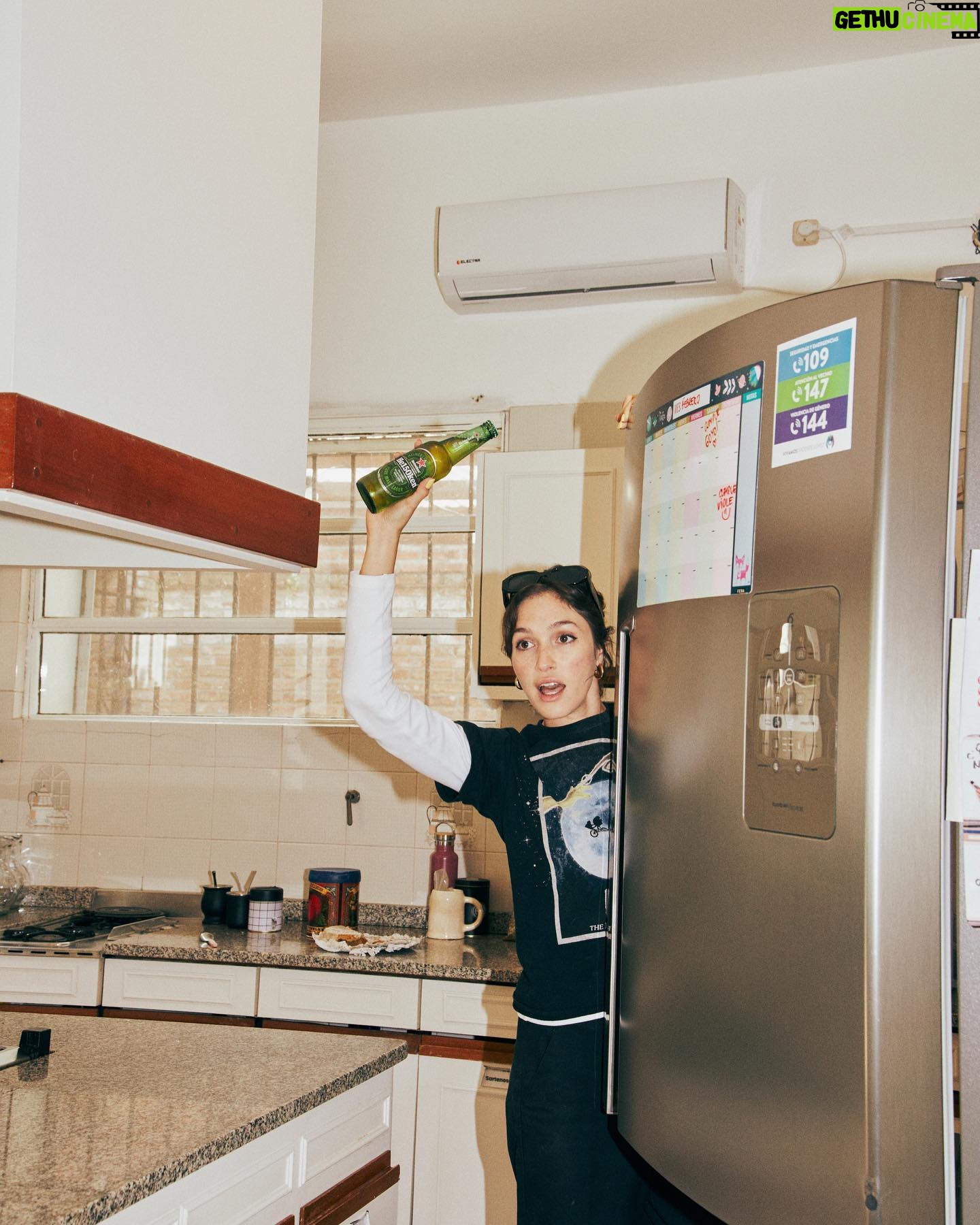Candela Vetrano Instagram - -Lo que ve mi amigo -Lo que ve la tostadora -Lo que ve el tupper -Lo que veo yo 🌝 @heineken_ar