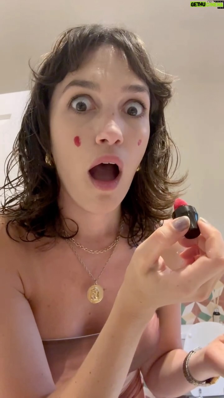 Candela Vetrano Instagram - siempre coqueta para la ocasión con @natura.argentina y su colección blush 💋✨