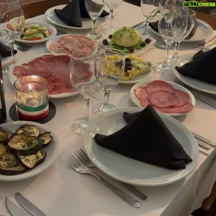 Candela Vetrano Instagram - El festejo del estreno de “Mavita llena eres de gracia” fué como siempre lo soñé. Gracias amigos y familia y gracias @mariafedeleristorante por el amor al festejo ✨❤️