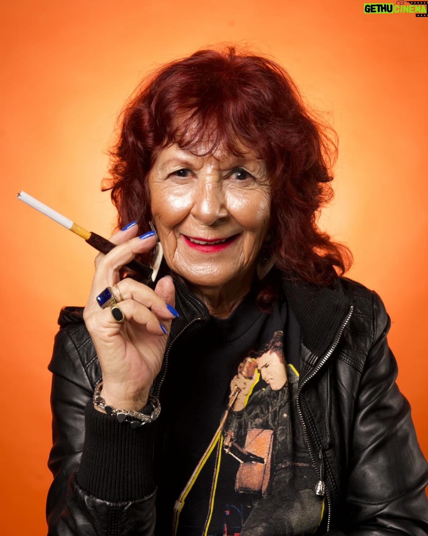 Candela Vetrano Instagram - Mañana “Mavita llena eres de gracia” estrena en BAFICI, en la sala Gaumont, esta sala de cine tan emblemática que se encuentra en una situación crítica. Como les explico la emoción…! Los espero, será inolvidable. ❤️ Fotos espectaculares que hicimos con @lollaboureau , dirección de arte de @melanieantondef y maquillaje @kahlemakeup @aguspasionmakeup