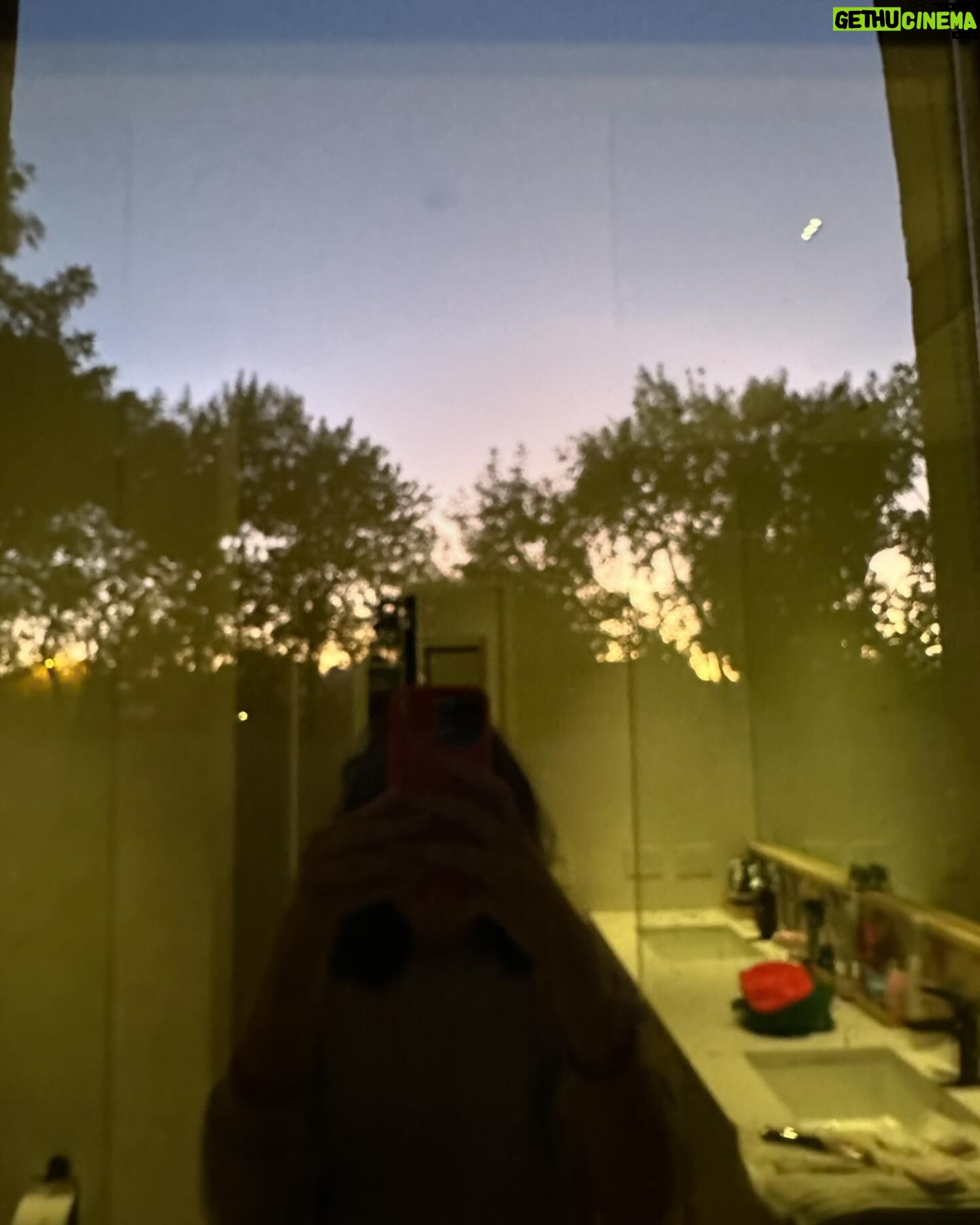 Candela Vetrano Instagram - Con la mejor compra que hice. Mis cuñadas bombas y dulces. Mi abuela Mavita siendo Mavita. Una tarde volviendo de Paraiso Fiscal. Un atardecer desde el baño. Mi disfraz de chica naranja. Galaxias. Palmito durmiendo la siesta.