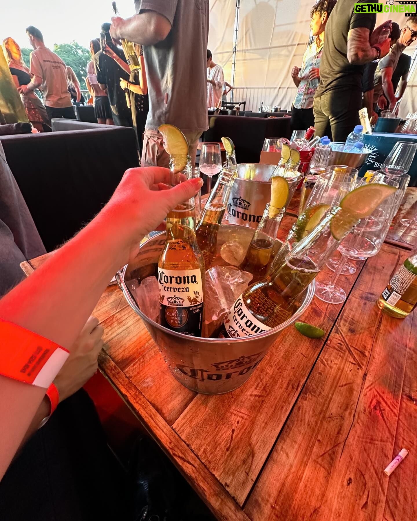 Candela Vetrano Instagram - Si no hubo video con el avión, no estuviste ahí 🍻🌞☀️#Sunsetstrip @corona_argentina @djhernancattaneo