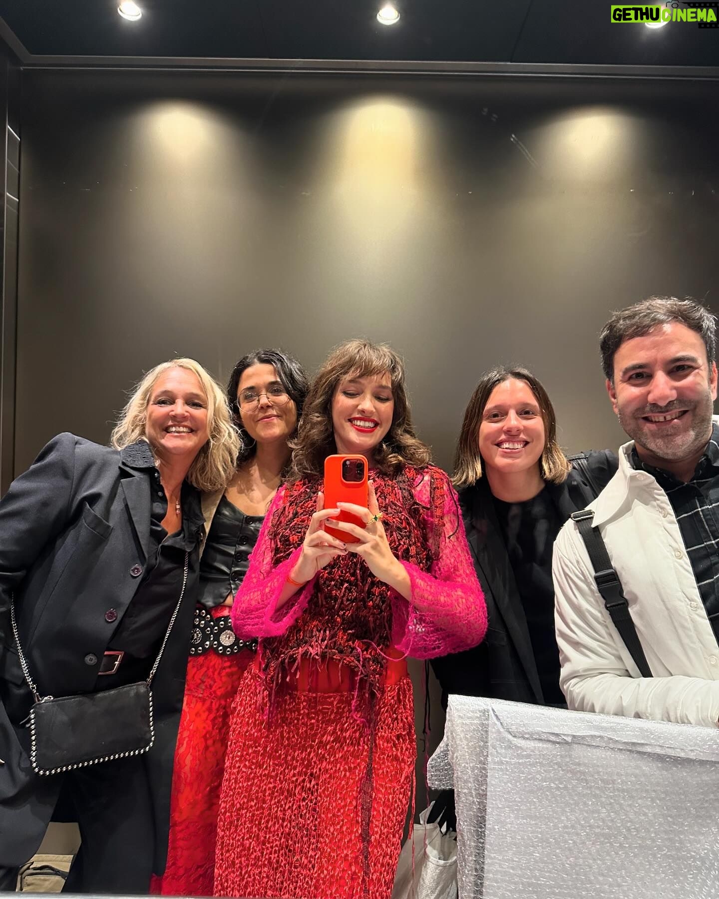 Candela Vetrano Instagram - El festejo del estreno de “Mavita llena eres de gracia” fué como siempre lo soñé. Gracias amigos y familia y gracias @mariafedeleristorante por el amor al festejo ✨❤️