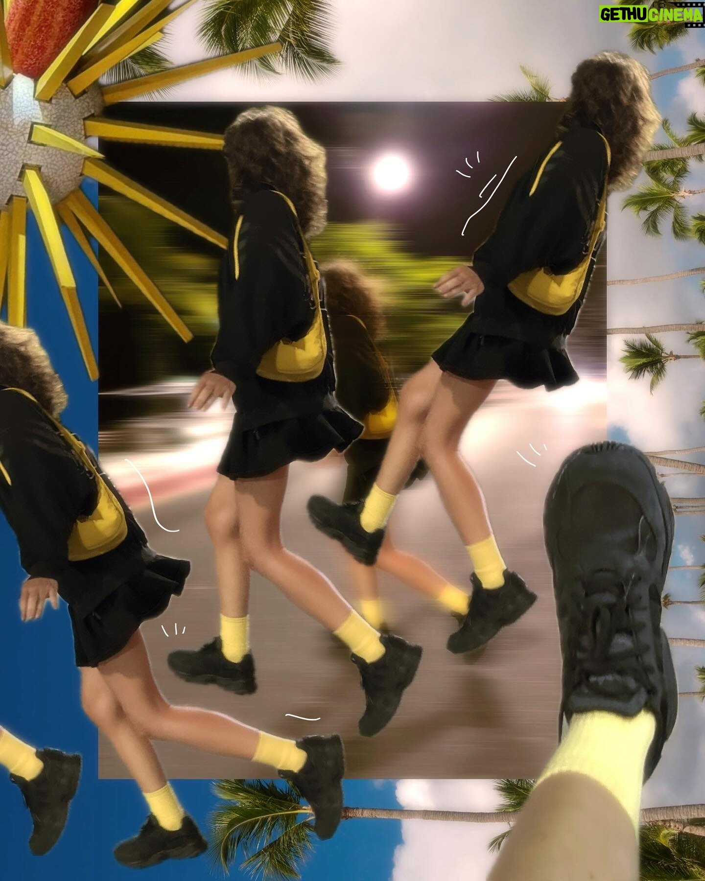 Candela Vetrano Instagram - Garota de los 2000s 💫👟💚 #creadoconadidas #adidasRunning2000 #Falcon @adidasar @moov.arg
