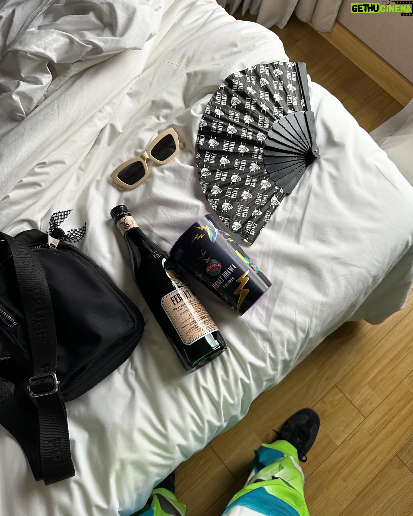 Candela Vetrano Instagram - Directo al #ParaisoFernetista sin escalas ⛰️🩷🎶 @fernetbranca_ar #CosquinRock2024
