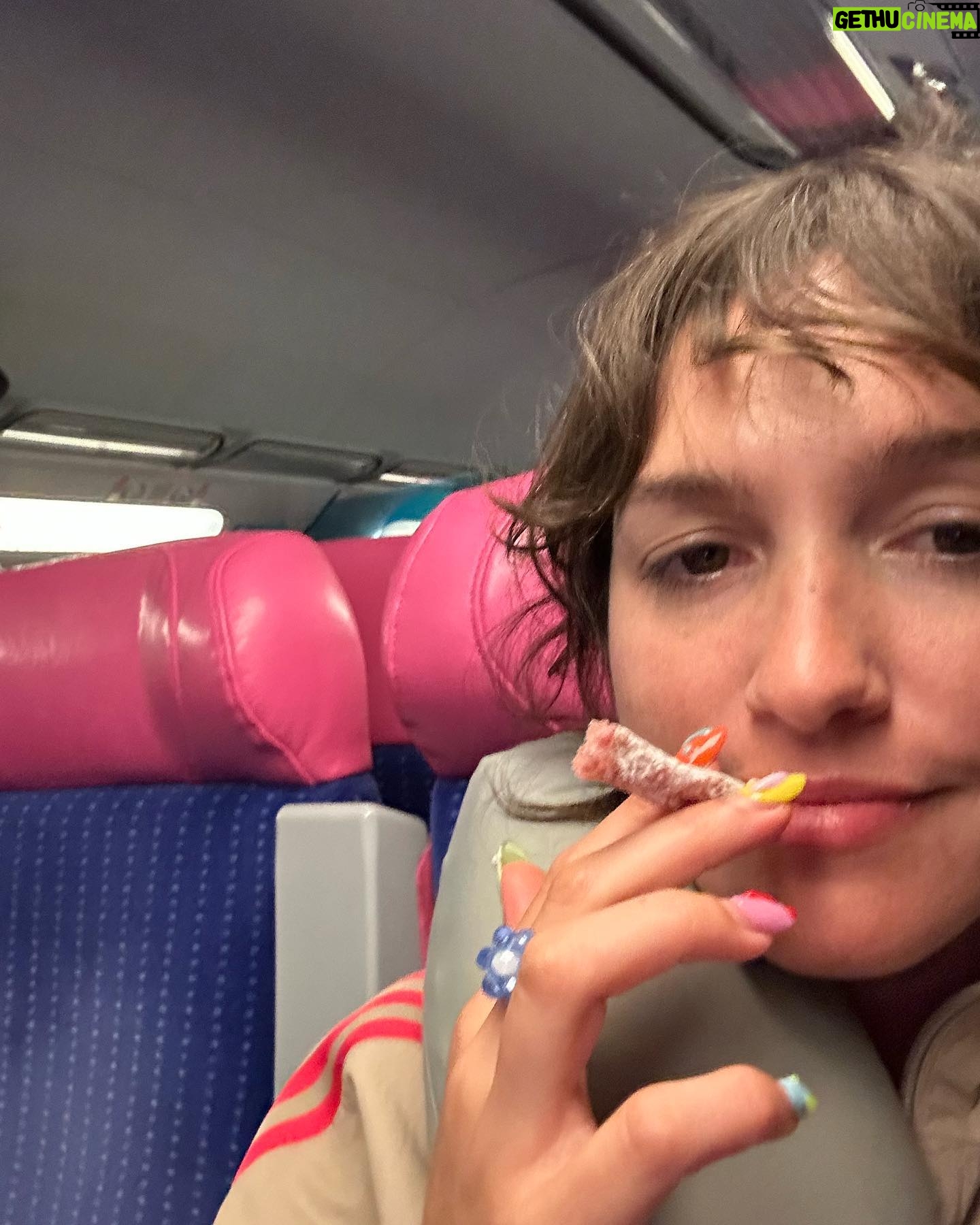 Candela Vetrano Instagram - Entra en mi vida, te abro la puerta.