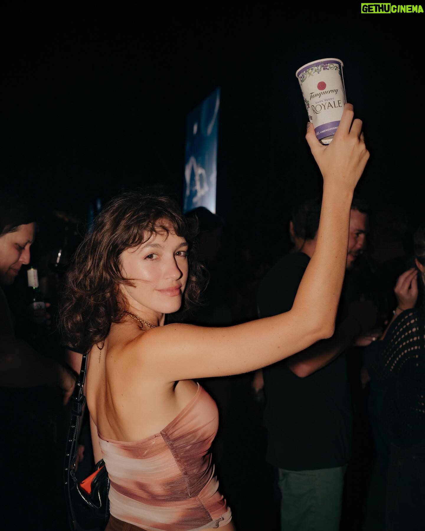 Candela Vetrano Instagram - Ir a ver a Babas贸nicos con @tanqueraygin en mano es magn铆fico 馃挌馃嵏#ViviMagnificamente #Tanqueray #Ad