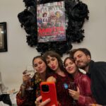 Candela Vetrano Instagram - El festejo del estreno de “Mavita llena eres de gracia” fué como siempre lo soñé. Gracias amigos y familia y gracias @mariafedeleristorante por el amor al festejo ✨❤️