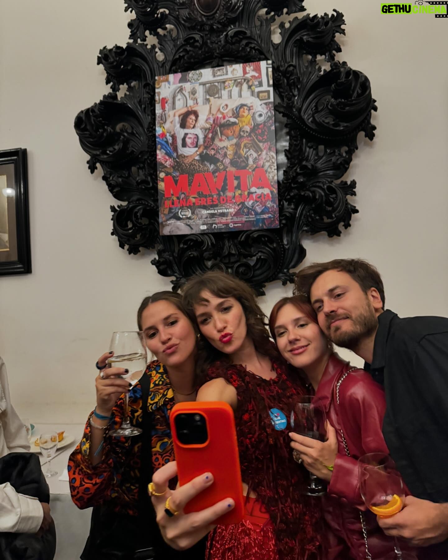 Candela Vetrano Instagram - El festejo del estreno de “Mavita llena eres de gracia” fué como siempre lo soñé. Gracias amigos y familia y gracias @mariafedeleristorante por el amor al festejo ✨❤️