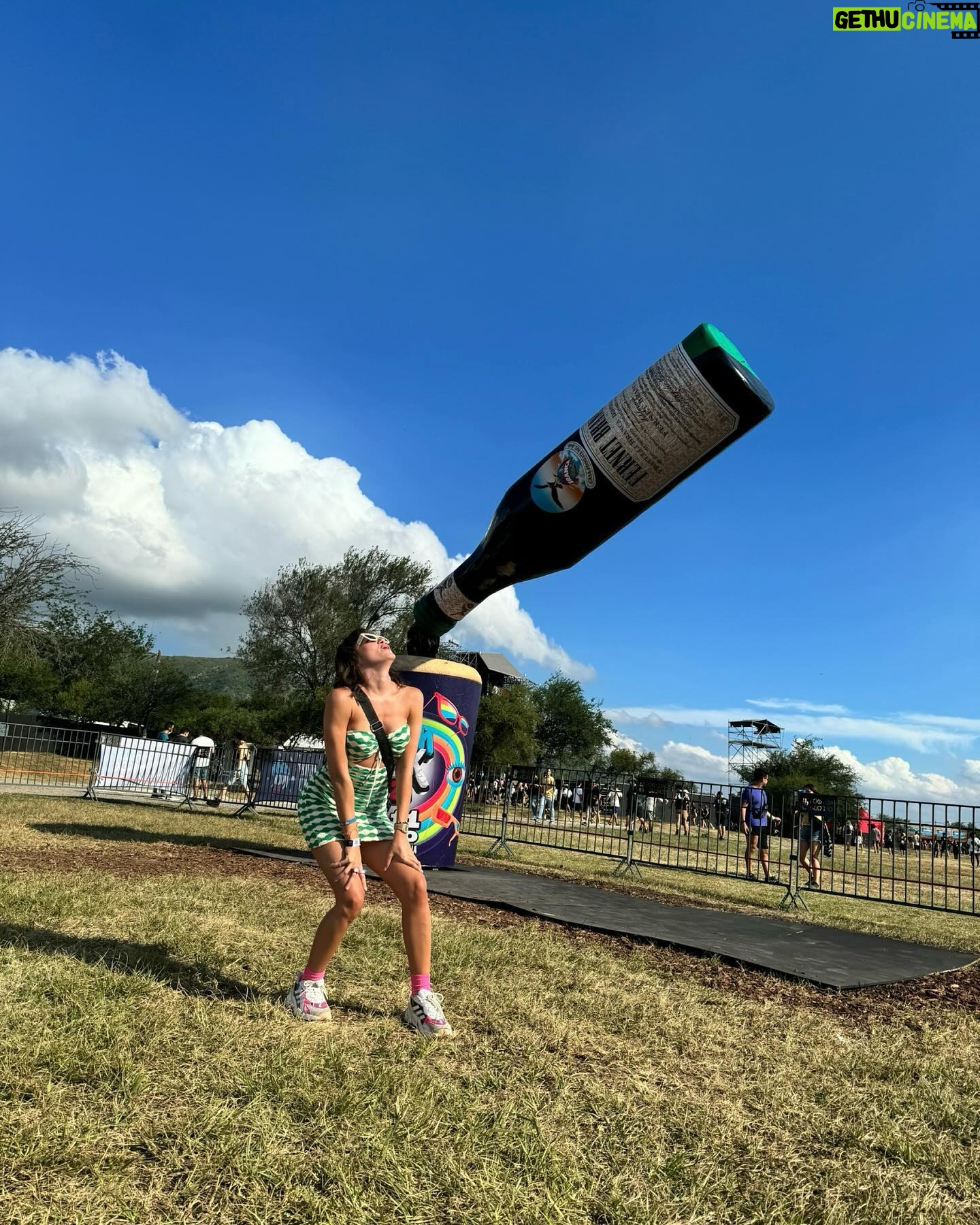 Candela Vetrano Instagram - Directo al #ParaisoFernetista sin escalas ⛰️🩷🎶 @fernetbranca_ar #CosquinRock2024