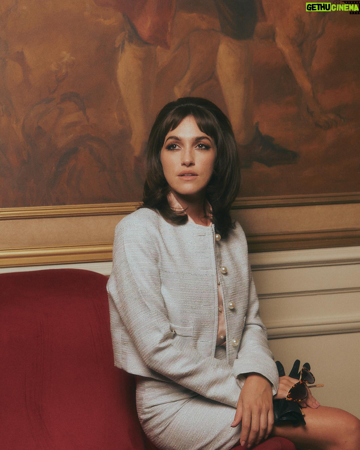 Candela Vetrano Instagram - Jugando a ser Priscilla Presley, gracias a @mubilat y @marieclairearg para celebrar el lanzamiento exclusivo de la peli PRISCILLA de Sofia Coppola, ya disponible en la plataforma 🎬❤️