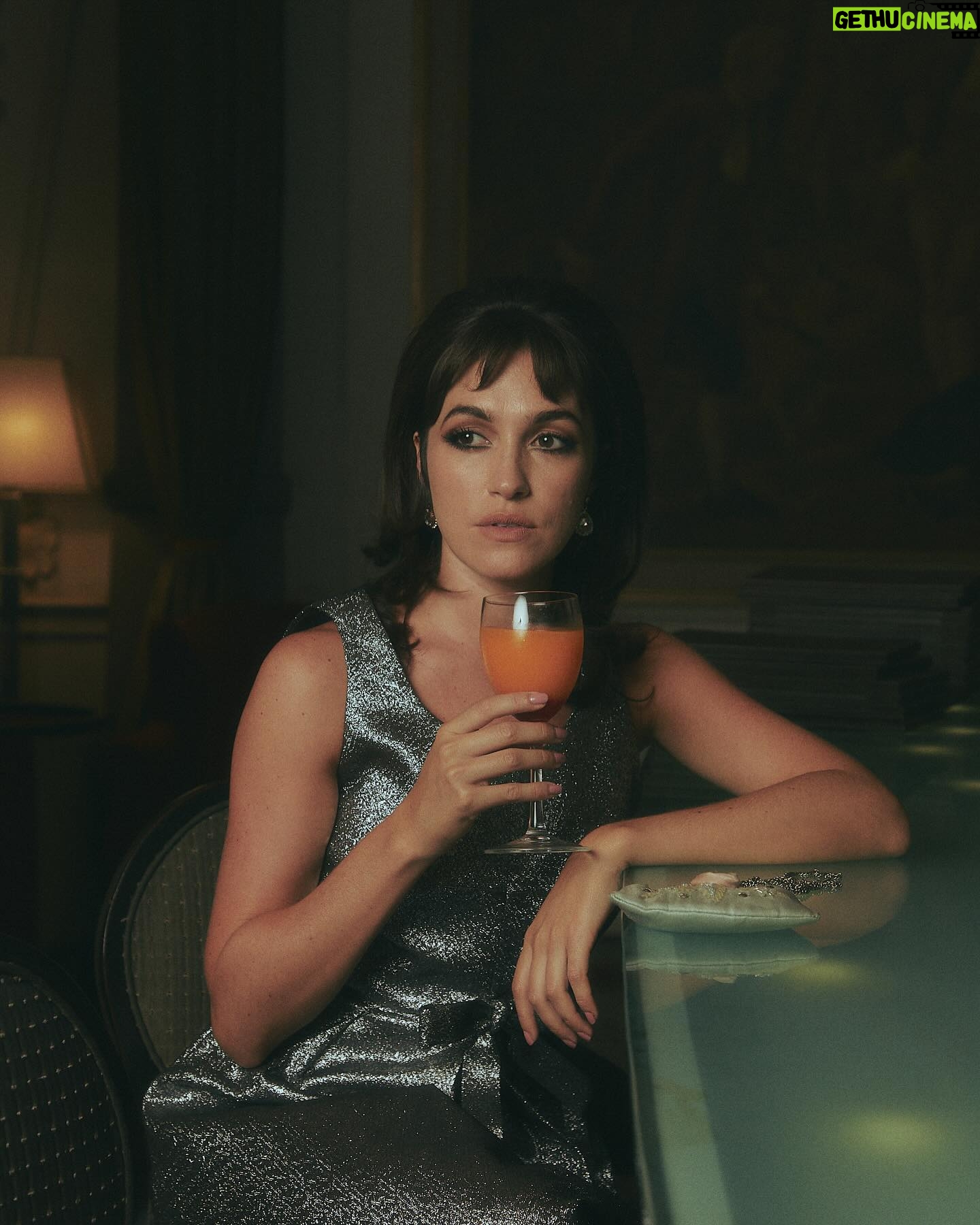 Candela Vetrano Instagram - Jugando a ser Priscilla Presley, gracias a @mubilat y @marieclairearg para celebrar el lanzamiento exclusivo de la peli PRISCILLA de Sofia Coppola, ya disponible en la plataforma 🎬❤️