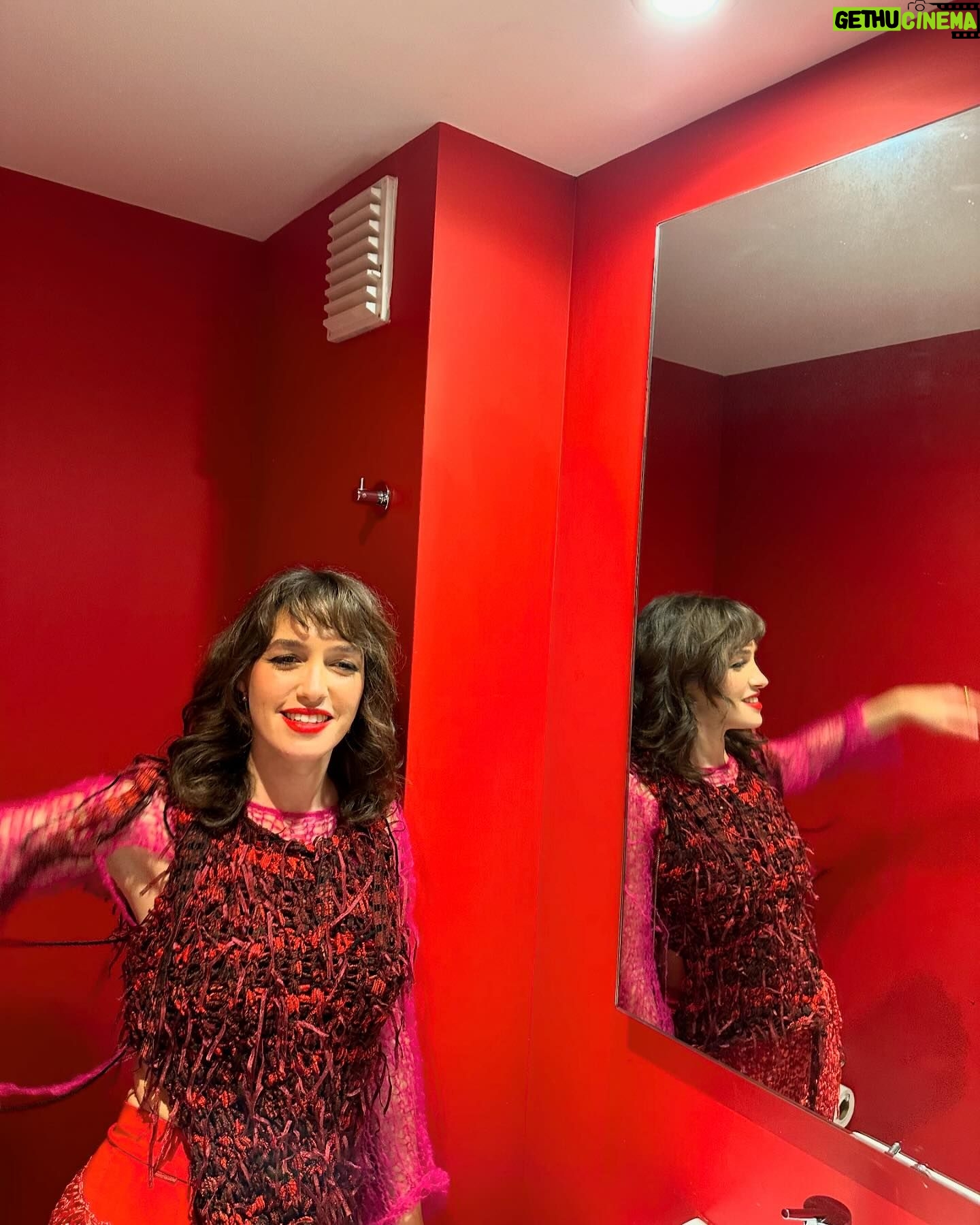 Candela Vetrano Instagram - El festejo del estreno de “Mavita llena eres de gracia” fué como siempre lo soñé. Gracias amigos y familia y gracias @mariafedeleristorante por el amor al festejo ✨❤️