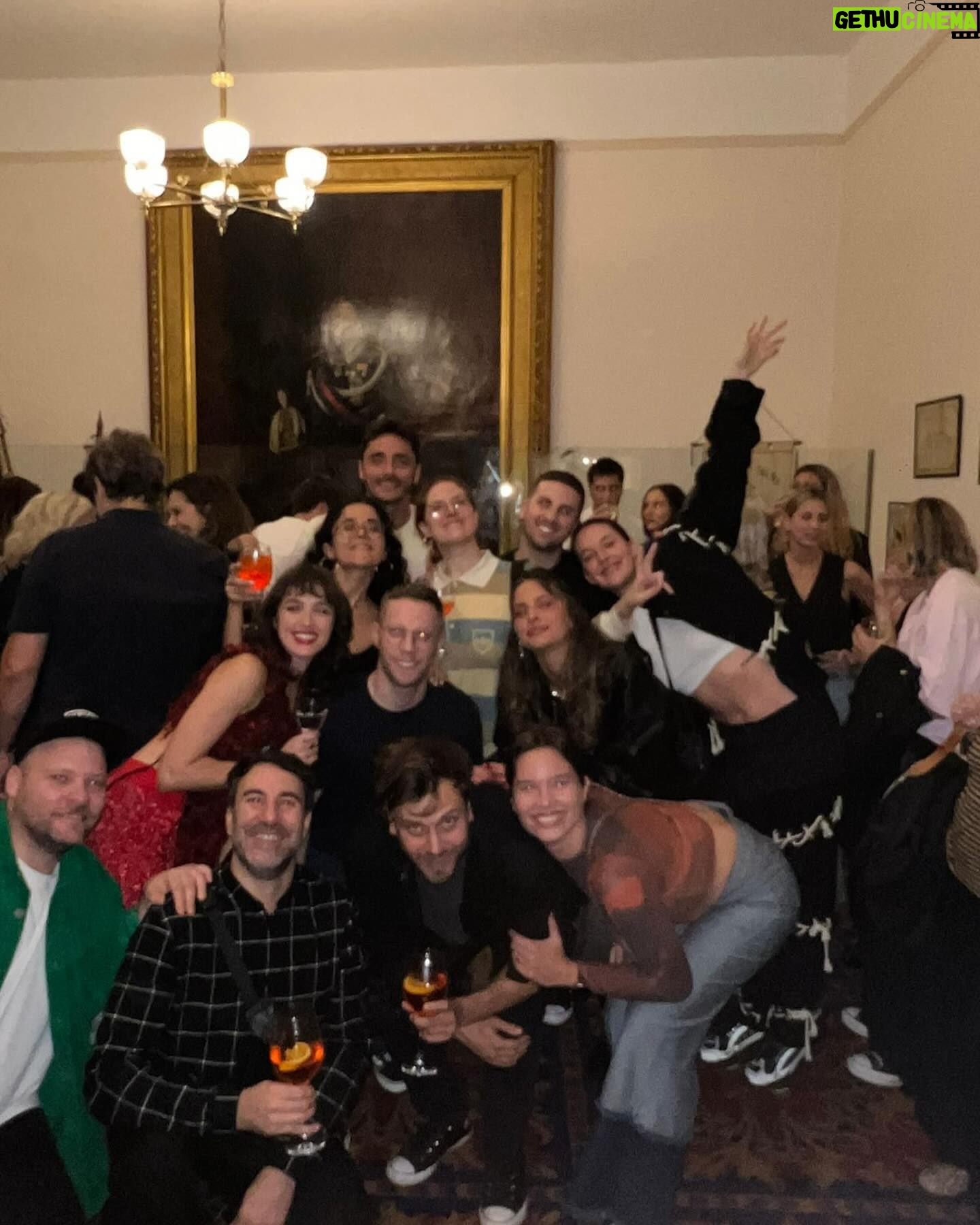Candela Vetrano Instagram - El festejo del estreno de “Mavita llena eres de gracia” fué como siempre lo soñé. Gracias amigos y familia y gracias @mariafedeleristorante por el amor al festejo ✨❤️