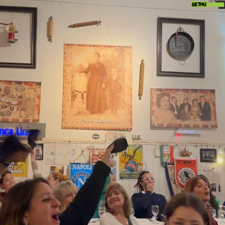 Candela Vetrano Instagram - El festejo del estreno de “Mavita llena eres de gracia” fué como siempre lo soñé. Gracias amigos y familia y gracias @mariafedeleristorante por el amor al festejo ✨❤️