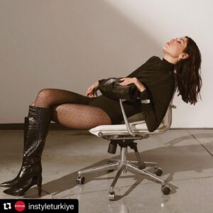 Cansu Dere Instagram - #Repost @instyleturkiye with @make_repost
・・・
- Sadakatsiz’de intikam peşinde koşan, aldatılmış bir kadını canlandırıyorsunuz. Siz aldatılsanız ne yaparsınız? Öç almak mı, sessizce terk etmek mi olur tercihiniz?

  Birçok kişi gibi benim de yabancı olduğum bir durum değil aldatılmış olmak. Sevgi gibi, öç almak, kin, nefret duymak da çok güçlü duygular. Böyle bir şey yapmış olan birisine tekrar güçlü bir duygu beslemeye gerek olduğunu düşünmüyorum. Zaten anlamını da yitiriyor önceden hissettiklerim. O yüzden, tatsız bir hadise, “Bu insan da böyleymiş, ne yapalım,” der hayatıma devam ederim. İnsanın olduğu yerde iyilik kadar, kötülük ve çirkinliğin de olduğuna inanan, bunu baştan kabul eden biriyim. Birisi için, “İnanamıyorum, bunu nasıl yapar,” diyerek şaşkınlık yaşamıyorum. Yalancılık çok çirkin bir özellik, hayatımda yalancı insan olmasını istemem. Hatta ne kadar hızlı hayatımdan çıkarsa o kadar iyi bana göre. Sevgililik, arkadaşlık ya da eş olma durumu sonsuza kadar sürecek diye bir kaide yok. Elbette olsa ne güzel olur ama bitmesi gerektiğinde de veda edebilmek gerekir. Aksi durumda, güzel bir sonuç çıktığını hiç görmedim.

@cansudere #cansudere #sadakatsiz #december #issue #instyleturkiye @networkonline @longines #sadakatsiz #sadakatsizdizi

Genel Yayın Yönetmeni: @baharkader
Styling: @nazlikayran
Fotoğraflar: @korayparlak
Röportaj: @cerenarseven
Saç: @burhancilgin
Makyaj: @alirizaozdemir
Styling Asistanları: @ekinsuoktar @besttugceever
Fotoğraf Asistanı: @ookanaltin
Body, Çanta ve Çizme: @networkonline 
Saat: @longines ‘Dolce Vita’
Küpe: @melisgoraljewelry