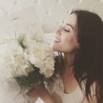 Cansu Dere Instagram - Beni karsilayan güzel çiçekler için teşekkür ederim @chapuyc Ben de çok mutluyum Loreal Paris ailesiyle Cannes'da olmaktan. @lorealparis_tr @lorealparisofficial Dear Cyril thank you for your shining flowers @chapuyc I am happy being with all the Loreal Paris family here in Cannes @lorealparis_tr @lorealparisofficial