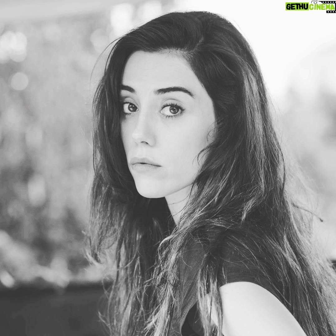 Cansu Dere Instagram - Kutlamaların, huzurun, neşenin anlamsızlaştığı ve kaybolduğu bu günlerde tüm iyi dilekleriniz için teşekkür ederim../ Thank you all who wished me a happy birthday; especially in these days that the celebrations, peace and joy have become meaningless..