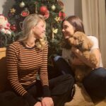 Cansu Dere Instagram - Welcoming the new year with a very old friendship..#oldfriends#happyness 🎄✨ @esraeron