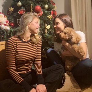 Cansu Dere Instagram - Welcoming the new year with a very old friendship..#oldfriends#happyness 🎄✨ @esraeron