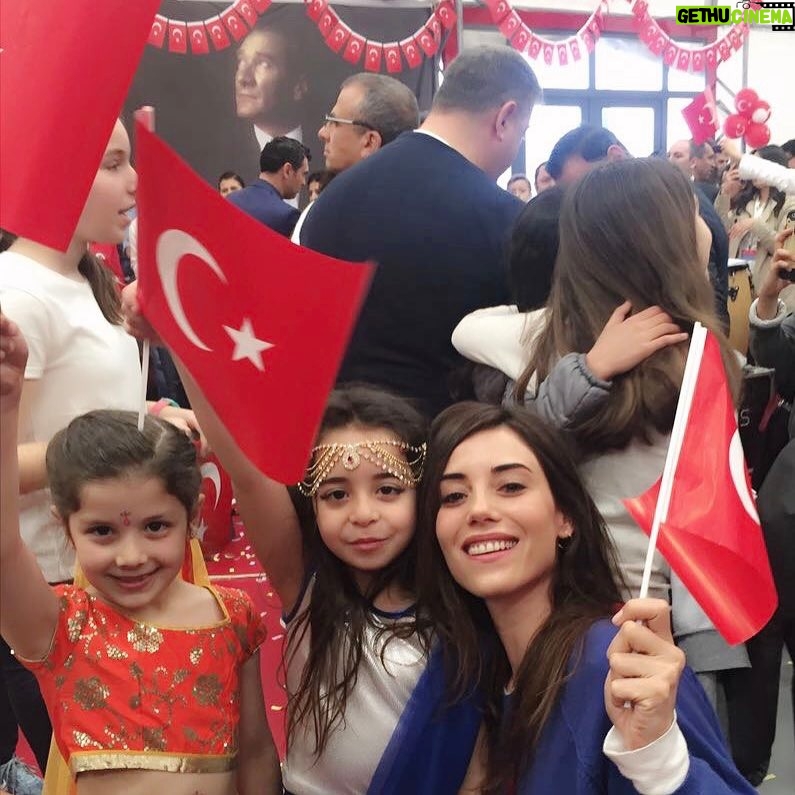 Cansu Dere Instagram - 23 Nisan Ulusal Egemenlik ve Çocuk Bayramı kutlu olsun🎈Happy National Sovereignty and Children's Day for all the children in the world ❤️@berengokyildiz_official