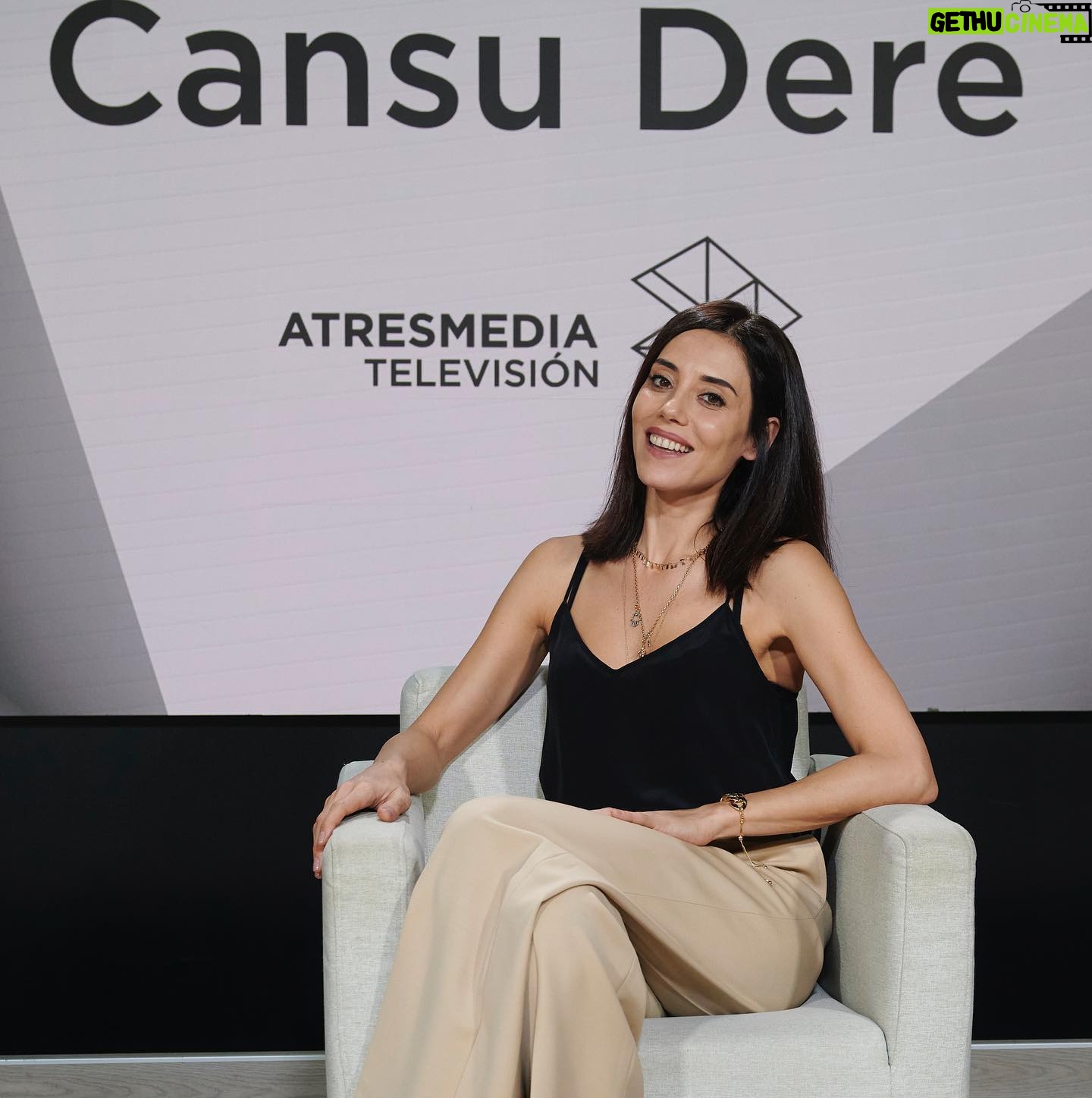 Cansu Dere Instagram - Thank you for your invitation and hospitality ✨ @atresmediacom @antena3com ✨