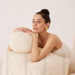 Cansu Dere Instagram – @elleturkiye @neostrataturkiye 🤍  #Repost @elleturkiye 
・・・
#CansuDere, marka yüzü olduğu Neostrata ile ilgili; “Neostrata’nın dermatoloji alanındaki 40 yıllık deneyimi ve öncü yenilikleri beni etkiledi. Güçlü formülleri, klinik çalışmaları ve her cilt endişesine yönelik sunduğu farklı çözümleri var. Ve arkasında durabildiğim bu kadar etkili cilt bakımını sunan premium bir marka ile çalıştığım için mutluyum.” diyor…

Mayıs sayımızı bayiilerden ve dergiburda.com’dan alabilir, trendyol, n11 ve hepsiburada’dan sipariş verebilirsiniz.

@cansudere @neostrataturkiye

Röportaj: @meldanar13
Fotoğraf: @emreguven
Moda Direktörü: @asilasli
Saç: @serkanyildirim
Makyaj: @hakankulturofficial
Set Tasarım: @saraaydin @livnpieces
Fotoğraf Asistanı: @baturalpyilmaz_
Moda Direktörü Asistanları: @damlareisoglu @dilaraavural 
Prodüktör: @belceturker
Işık Şefi: @okanatas