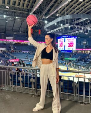 Cansu Dere Instagram - 10 yıldır Meme kanserinde erken teşhisin önemine dikkat çeken #pembetopsahada da bu yıl ben vardım. Bu anlamlı projeye 10’uncu yılında dahil olmak benim için kıymetliydi. Teşekkürler @pembetopsahada

Hair,make-up:
@ondertiryaki @dogukantncr  Styling :  @rutkayozis