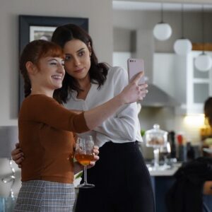Cansu Dere Instagram - En keyif aldıklarımdan 🥰 @nazli.bulum @sadakatsizdizi