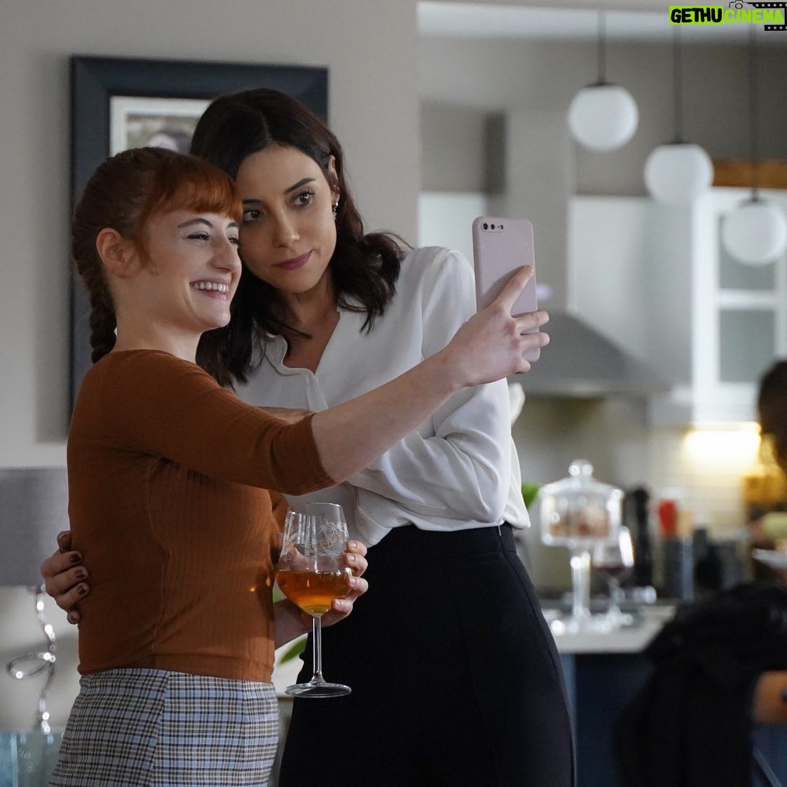 Cansu Dere - 247.7K Likes - En keyif aldıklarımdan 🥰 @nazli.bulum @sadakatsizdizi