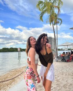 Cansu Dere Instagram - 🌞💛