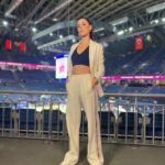 Cansu Dere Instagram - 10 yıldır Meme kanserinde erken teşhisin önemine dikkat çeken #pembetopsahada da bu yıl ben vardım. Bu anlamlı projeye 10’uncu yılında dahil olmak benim için kıymetliydi. Teşekkürler @pembetopsahada Hair,make-up: @ondertiryaki @dogukantncr Styling : @rutkayozis