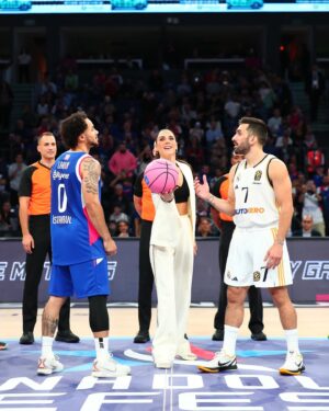 Cansu Dere Instagram - 10 yıldır Meme kanserinde erken teşhisin önemine dikkat çeken #pembetopsahada da bu yıl ben vardım. Bu anlamlı projeye 10’uncu yılında dahil olmak benim için kıymetliydi. Teşekkürler @pembetopsahada

Hair,make-up:
@ondertiryaki @dogukantncr  Styling :  @rutkayozis