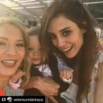Cansu Dere Instagram - #Repost @selensurelakkaya ・・・ Sarpla Sinem'in düğününden hiç fotoğraf paylaşmadığımı farkettim,inanılır gibi değil😳Cansuylada aylardır görüşemediğimizi ama o gün biraraya gelsekte Demir Bey'in Cansuya aşırı ötesi ilgisinden yine hasret gideremediğimizi farkettim.. İyi de bundan size ne değil mi? Napalım okudunuz artık burdan dönüş yok, hala da okumaya devam ediyorsunuz hatta.. Hem bilmemek değil,öğrenmemek ayıp🤓 @cansudere @demirakkaya #sarpsinemwedding
