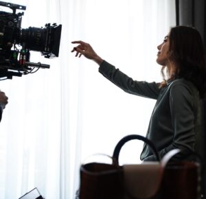 Cansu Dere Instagram - Catch the camera... #backstage @sadakatsizdizi