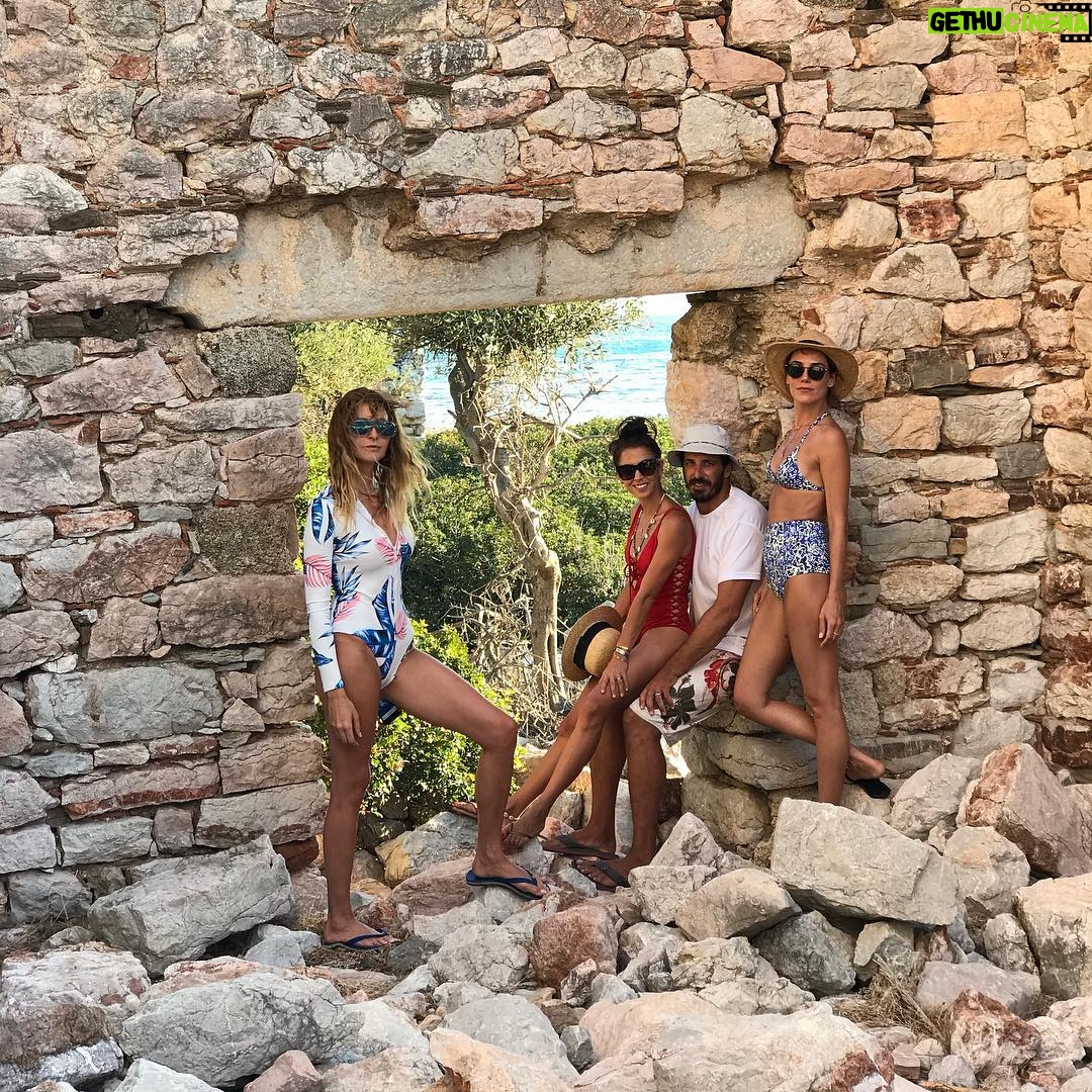 Cansu Dere Instagram - Family portrait πΌπ @ecesukan @tanemsivar @edhem πΈ @sahikasss