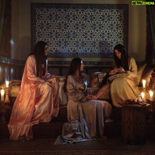 Cansu Dere Instagram - #tbt#eskilerden#muhtesemyuzyil @selmaergecofficial @eclipsnf @selenistan #magnificentcentury