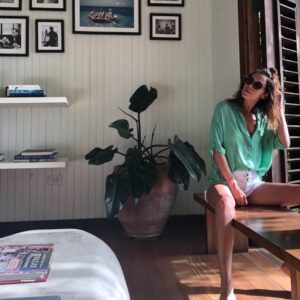 Cansu Dere Instagram - #tbt from very far far away... 😎