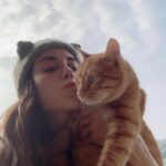 Cansu Dere Instagram - Onlar kendileri adına konuşamıyor… Onların sesi olmalıyız. #KedimKlinikte hareketi ile kedilerimiz için düzenli sağlık kontrollerinin önemine dikkat çeken @royalcanintr ‘nin başlattığı bu farkındalık hareketine destek veriyorum. Kedinizin veteriner kliniğinde çekilmiş fotoğrafını #kedimklinikte ve @royalcanintr etiketiyle paylaşın, her paylaşımınız sokaktaki sahipsiz dostlarımız için 1er KG mama bağışına dönüşsün. Haydi…😻 ** Animals can’t speak for themselves... Let’s be their voice. To raise awareness of the importance of regular veterinary visit, I support, @royalcanintr ‘s Take Your Cat To The Vet campaign. Share your cat’s at the Vet photos with #kedimklinikte hashtag & mention @royalcanintr , turn every post, into 1 KG of cat food donation for our four-legged friends. 😻
