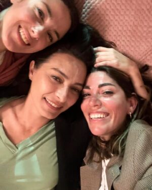Cansu Tosun Instagram - Last Day of First Season. 🥂

@dizikirlisepeti 
#dirtylaundry