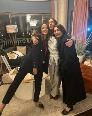 Cansu Tosun Instagram - Last Day of First Season. 🥂

@dizikirlisepeti 
#dirtylaundry
