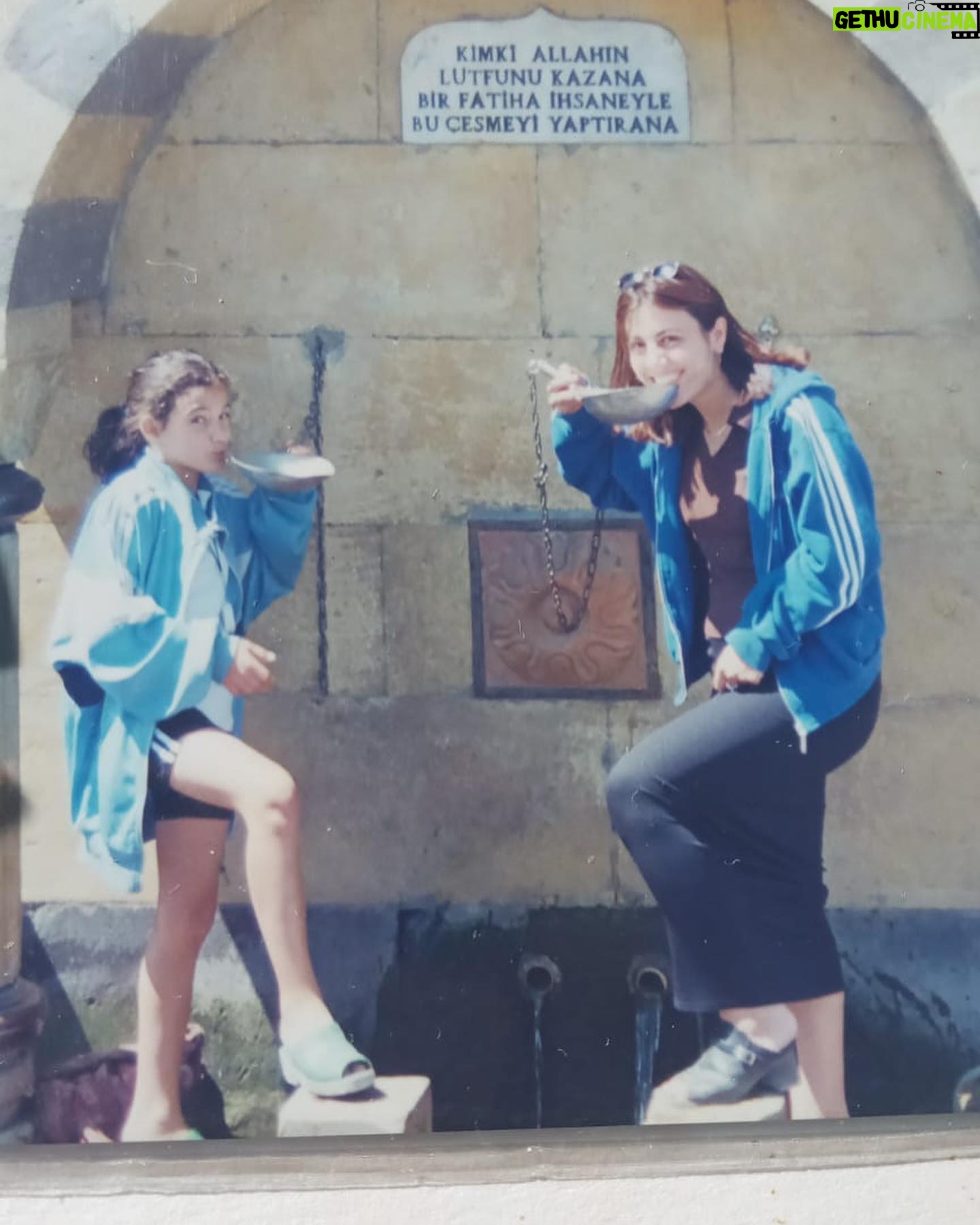 Cansu Tosun Instagram - 💓 iyi ki doğdun Annem, inatçı ve asi kızından hiç bıkmadığın icin teşekkürler :) hep genç kal genç Anne💋♥️ Anneannemin de dedigi gibi yaşın bir önemi yokkkk biz hep genciz hep genç kalacağız 🥂