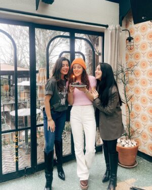Cansu Tosun Instagram - Sizin sevginiz, varlığınız 🙏  iyi ki tanışmışız, sizlerle bu hayat daha da GÜZEL 🥂 💓 süprizler, festivaller doluuuuu bir yıllllll olsunnnm yıllarımız olsun 🙏🧿 evet ıyı Ki doğmuşummm.. bitmesin hiç kutlamalar ☺️ ♥️