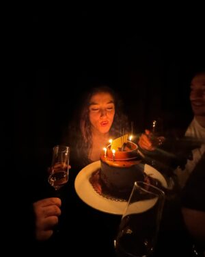 Cansu Tosun Instagram - Sizin sevginiz, varlığınız 🙏  iyi ki tanışmışız, sizlerle bu hayat daha da GÜZEL 🥂 💓 süprizler, festivaller doluuuuu bir yıllllll olsunnnm yıllarımız olsun 🙏🧿 evet ıyı Ki doğmuşummm.. bitmesin hiç kutlamalar ☺️ ♥️