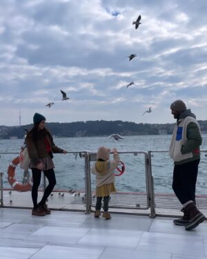 Cansu Tosun Instagram - Sizin sevginiz, varlığınız 🙏  iyi ki tanışmışız, sizlerle bu hayat daha da GÜZEL 🥂 💓 süprizler, festivaller doluuuuu bir yıllllll olsunnnm yıllarımız olsun 🙏🧿 evet ıyı Ki doğmuşummm.. bitmesin hiç kutlamalar ☺️ ♥️