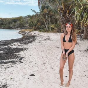 Capucine Anav Instagram - Encore une fois j’ai hésité à la poster par rapport à mon corps... alors vous allez me dire « pourquoi » j’ai déjà pris la parole sur ce sujet et c’est assez difficile pour moi, on a chacun nos complexes, et moi le mien c’est mon corps ... ce manque de graisse, de poitrine, de hanches, de cuisses, de fesses... 
Bref profitez car ce genre de photo se fait de plus en plus rare sur mon insta 😂🙊♥️ 

•• NO JUDGMENT svp, prouvez que nous sommes pas obligés de rentrer dans les codes de insta pour qu’une  photo plaise et soit appréciée ✨✨ #instamood #natural #assume