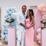 Capucine Anav Instagram - VOICI COMMENT NOUS AVONS ANNONCÉ LA NOUVELLE À NOS PROCHES AVEC @vctrdm 👶🏻 *Tellement heureuse d’avoir partagé ce moment avec nos amis et notre famille … Un jour mémorable ! Alors ? BOY 💙OR GIRL 💗? Encore un peu de patience… « J’espère que l’évènement a été à la hauteur de vos espérances » phrase by @lejour_ev 🤍 Merci d’avoir été si investi pour un jour comme celui ci ! Gâteau et pâtisseries by @cake_annecy 🎂 Brunch exceptionnel by @brunch.bymims 🥯 Fleurs by @colchic.paris 💐