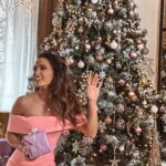Capucine Anav Instagram - Voici mon magnifique sapin tout droit sorti de chez @l.i.n.c.r.o.y.a.b.l.e Noël approche à grands pas et pour cela j’ai une énorme nouvelle à vous annoncer: L’INCROYABLE CHALLENGE Le plus beau sapin (décoré par l’influenceuse) permets de faire gagner 3 lots exceptionnels : - Un IPhone 13 pro - Un week-end à Disney - Une cafetière Si je gagne, 3 d’entre vous pourront repartir avec un de ces lots ! OUVERTURE DES VOTES VENDREDI 19 à 19h 🎄🎅🏼