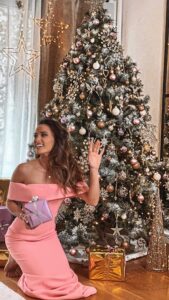 Capucine Anav Instagram - Voici mon magnifique sapin tout droit sorti de chez @l.i.n.c.r.o.y.a.b.l.e Noël approche à grands pas et pour cela j’ai une énorme nouvelle à vous annoncer: L’INCROYABLE CHALLENGE Le plus beau sapin (décoré par l’influenceuse) permets de faire gagner 3 lots exceptionnels : - Un IPhone 13 pro - Un week-end à Disney - Une cafetière Si je gagne, 3 d’entre vous pourront repartir avec un de ces lots ! OUVERTURE DES VOTES VENDREDI 19 à 19h 🎄🎅🏼