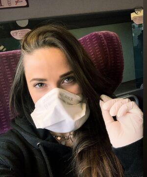 Capucine Anav Instagram - CONFINEMENT J2 // restez chez vous ❤️ ( la photo a été prise Lundi ;) )